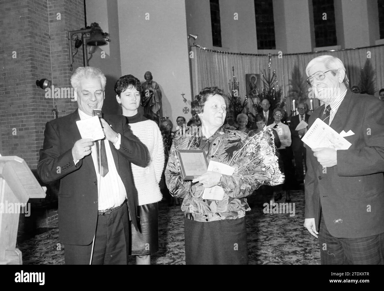 Presentation of VAK tile to Mrs. Vriezema, Jozefkerk, Velsen Nrd. [Tile of Merit Velsen Foundation-Noordse Activities Committee], Presentation, Velsen-Noord, 21-12-1988, Whizgle News from the Past, Tailored for the Future. Explore historical narratives, Dutch The Netherlands agency image with a modern perspective, bridging the gap between yesterday's events and tomorrow's insights. A timeless journey shaping the stories that shape our future. Stock Photo