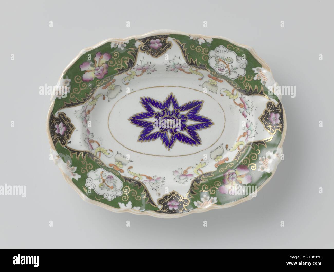 Scale, originally with ears, multi -colored painted with flowers and tendrils, Mason, 1840 - 1860 Porcelain bowl, originally with ears (ground) and multicolored painted with flowers and sities in the colors pink, green, red and yellow with black and gold, partly on dark green soil. In the middle a rosette of Bleu Foncé. Marked: Mason's patent Ironstone China. Fenton porcelain Porcelain bowl, originally with ears (ground) and multicolored painted with flowers and sities in the colors pink, green, red and yellow with black and gold, partly on dark green soil. In the middle a rosette of Bleu Fonc Stock Photo