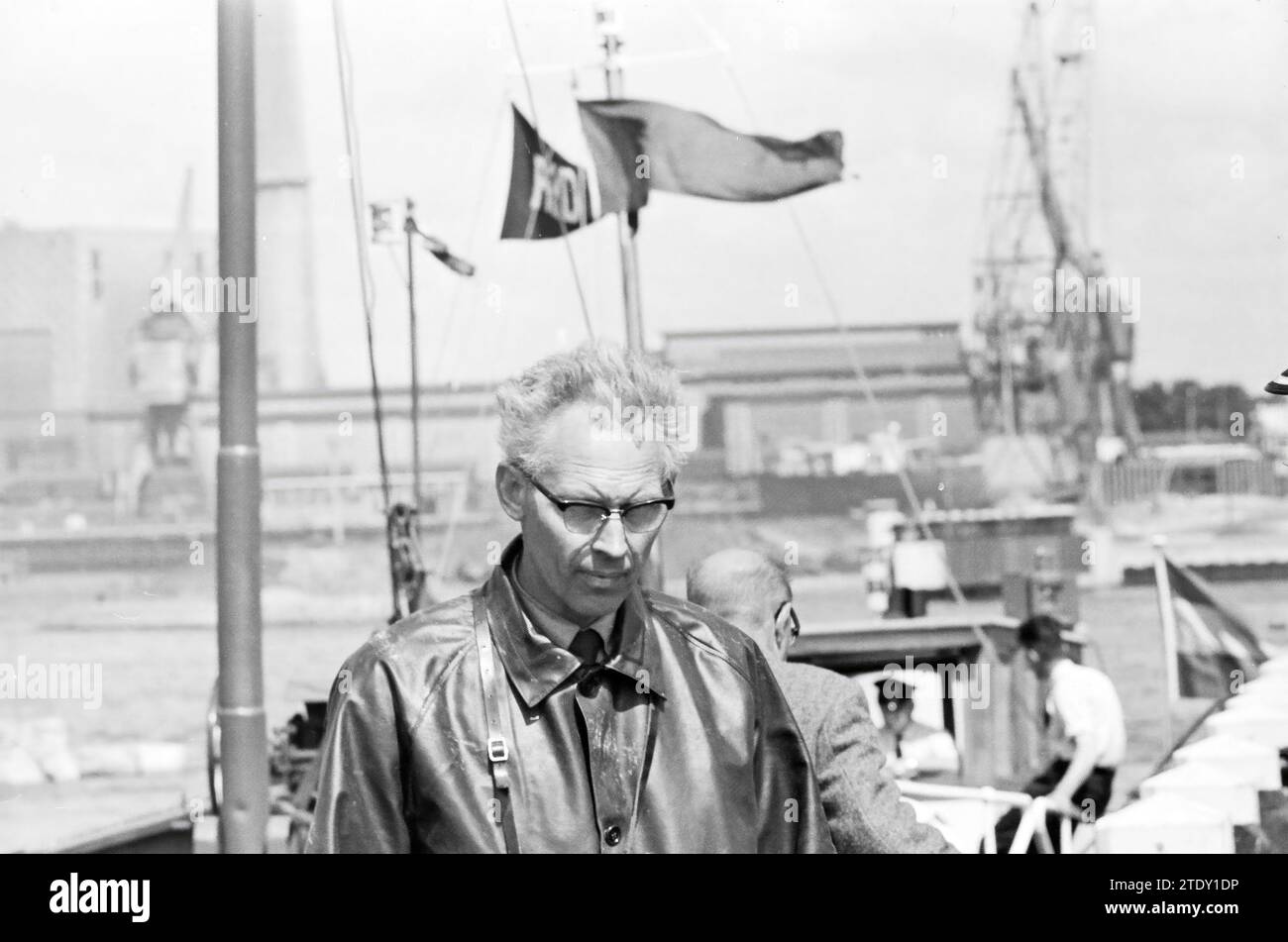 Mr. P. Roosch and sub-harbor master Van der Wildt, Persons, 26-07-1963, Whizgle News from the Past, Tailored for the Future. Explore historical narratives, Dutch The Netherlands agency image with a modern perspective, bridging the gap between yesterday's events and tomorrow's insights. A timeless journey shaping the stories that shape our future. Stock Photo
