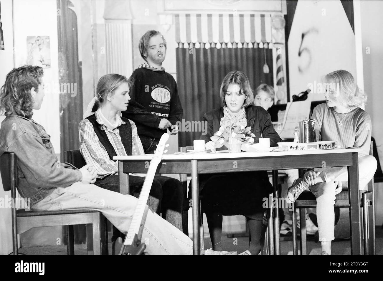 Youth theater in Vogelzang, Vogelenzang, 03-04-1993, Whizgle News from the Past, Tailored for the Future. Explore historical narratives, Dutch The Netherlands agency image with a modern perspective, bridging the gap between yesterday's events and tomorrow's insights. A timeless journey shaping the stories that shape our future. Stock Photo