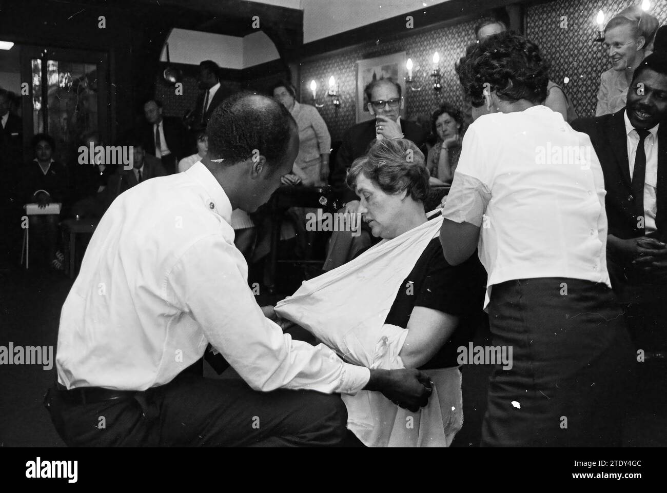 First aid competition in Wienerwald restaurant, 04-06-1968, Whizgle News from the Past, Tailored for the Future. Explore historical narratives, Dutch The Netherlands agency image with a modern perspective, bridging the gap between yesterday's events and tomorrow's insights. A timeless journey shaping the stories that shape our future. Stock Photo