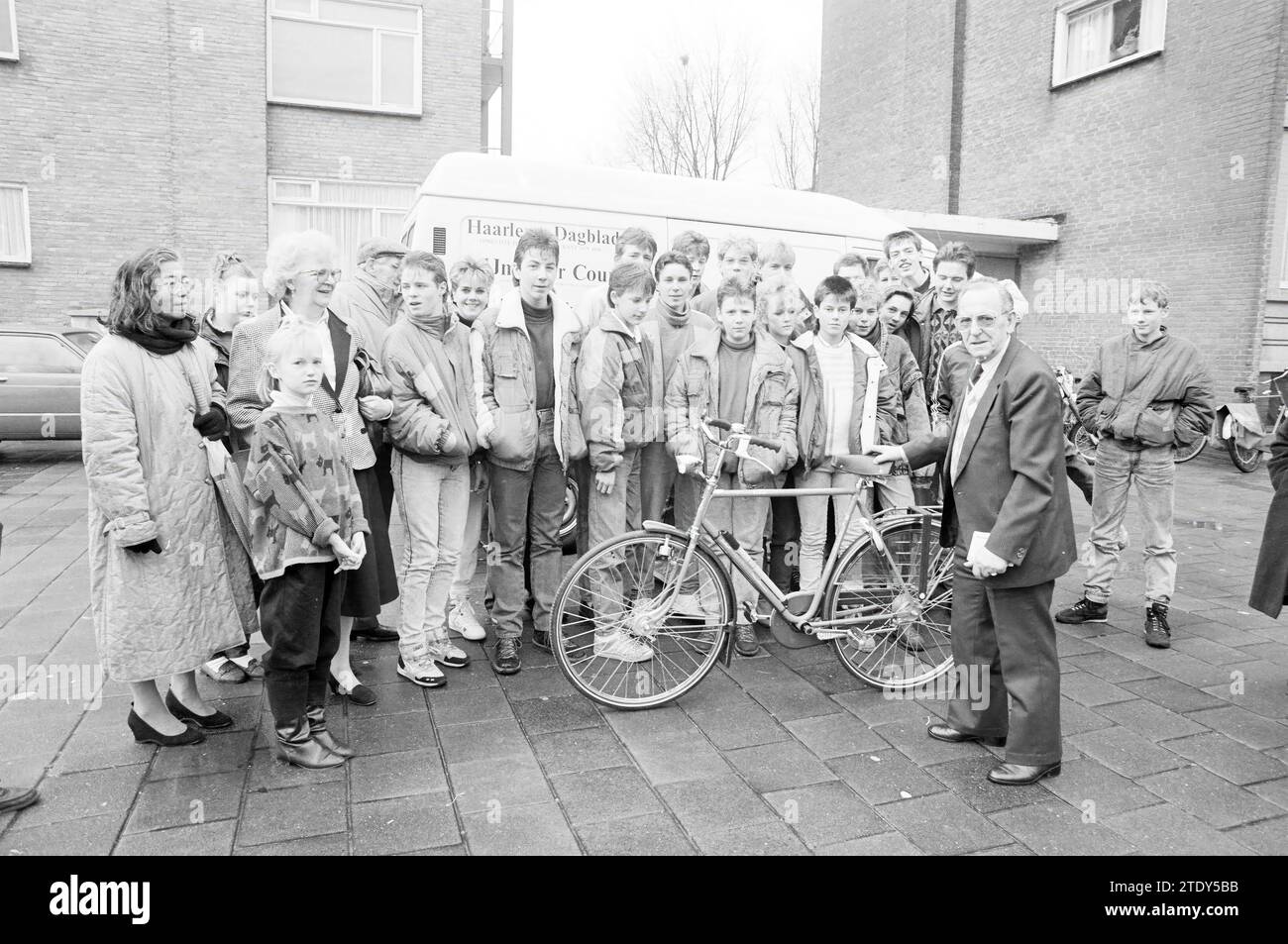 Farewell to main delivery person HD distribution post Staalstraat, Haarlems Dagblad, etc. and IJmuider Courant and Koeri, Haarlem, Staalstraat, The Netherlands, 29-01-1988, Whizgle News from the Past, Tailored for the Future. Explore historical narratives, Dutch The Netherlands agency image with a modern perspective, bridging the gap between yesterday's events and tomorrow's insights. A timeless journey shaping the stories that shape our future. Stock Photo