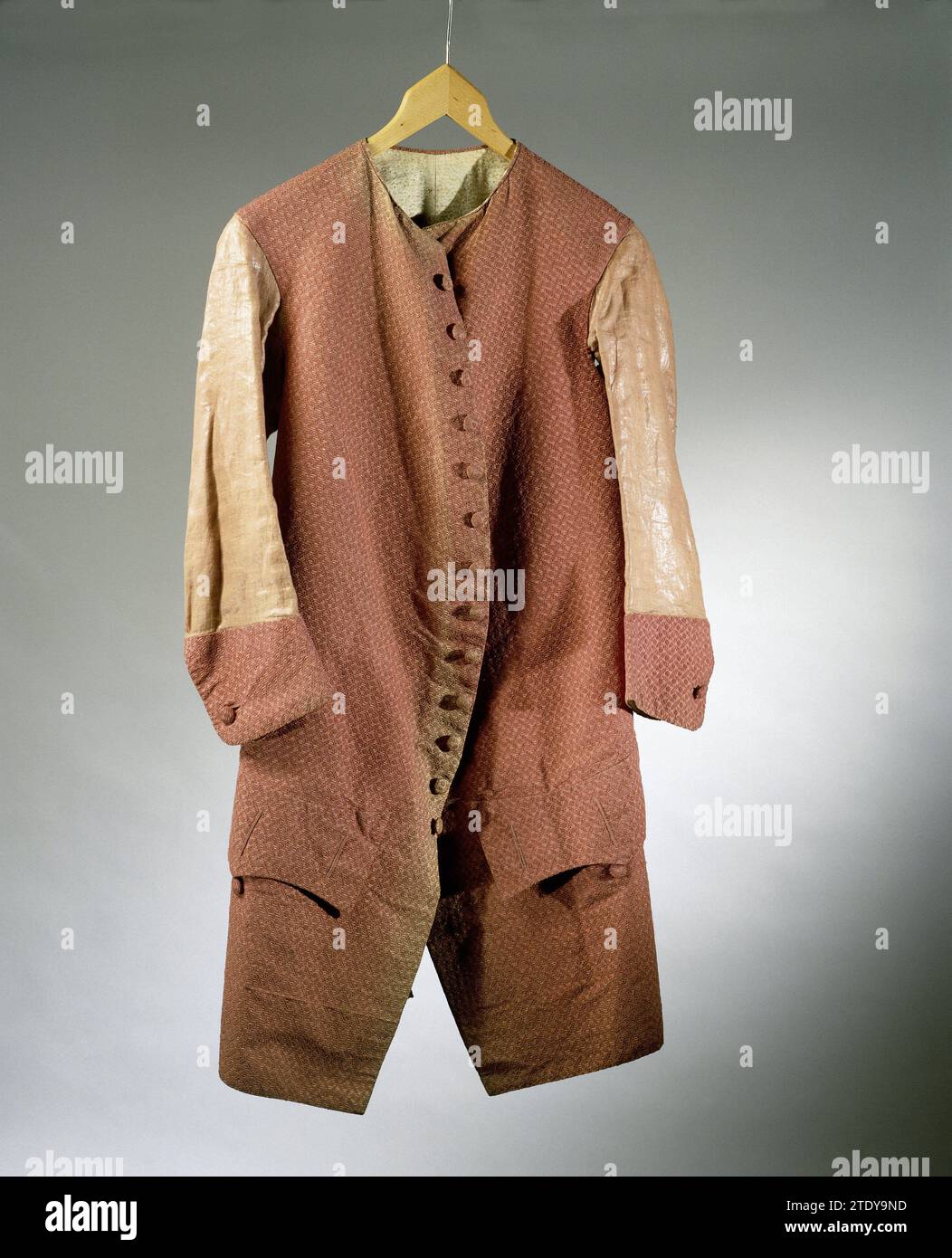 Vest with round neck, armpit holes and 13 buttons and button holes, made of red brochure with studs; Long sleeves and back largely brown -glossed linen (?)., Anonymous, 1740 - 1760 Linen and silk.  silk. linen (material) Linen and silk.  silk. linen (material) Stock Photo