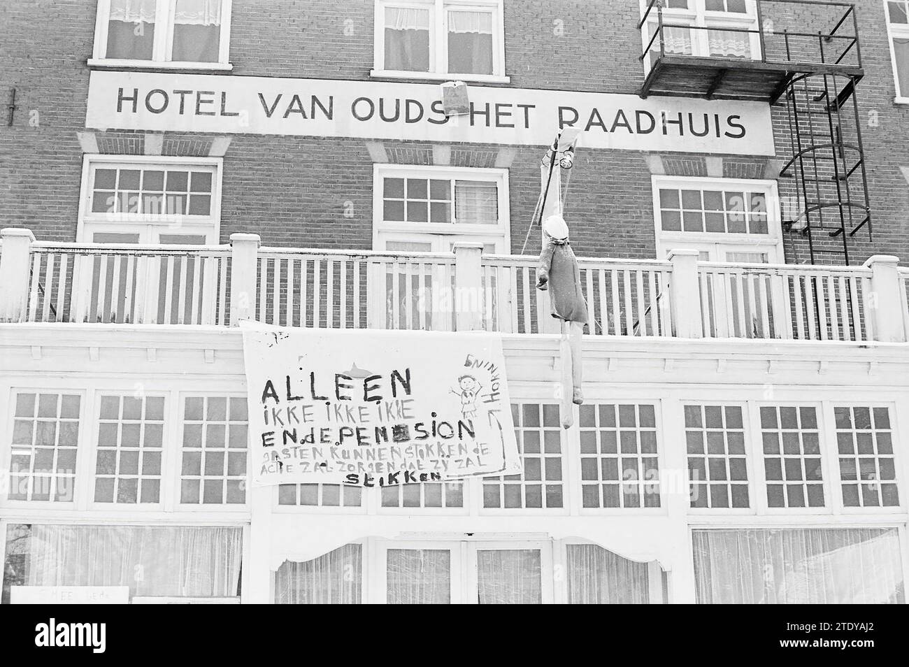 Doll on gallows at the Van Ouds Raadhuis, Demonstration, Overveen, Zijlweg, 31-12-1970, Whizgle News from the Past, Tailored for the Future. Explore historical narratives, Dutch The Netherlands agency image with a modern perspective, bridging the gap between yesterday's events and tomorrow's insights. A timeless journey shaping the stories that shape our future. Stock Photo