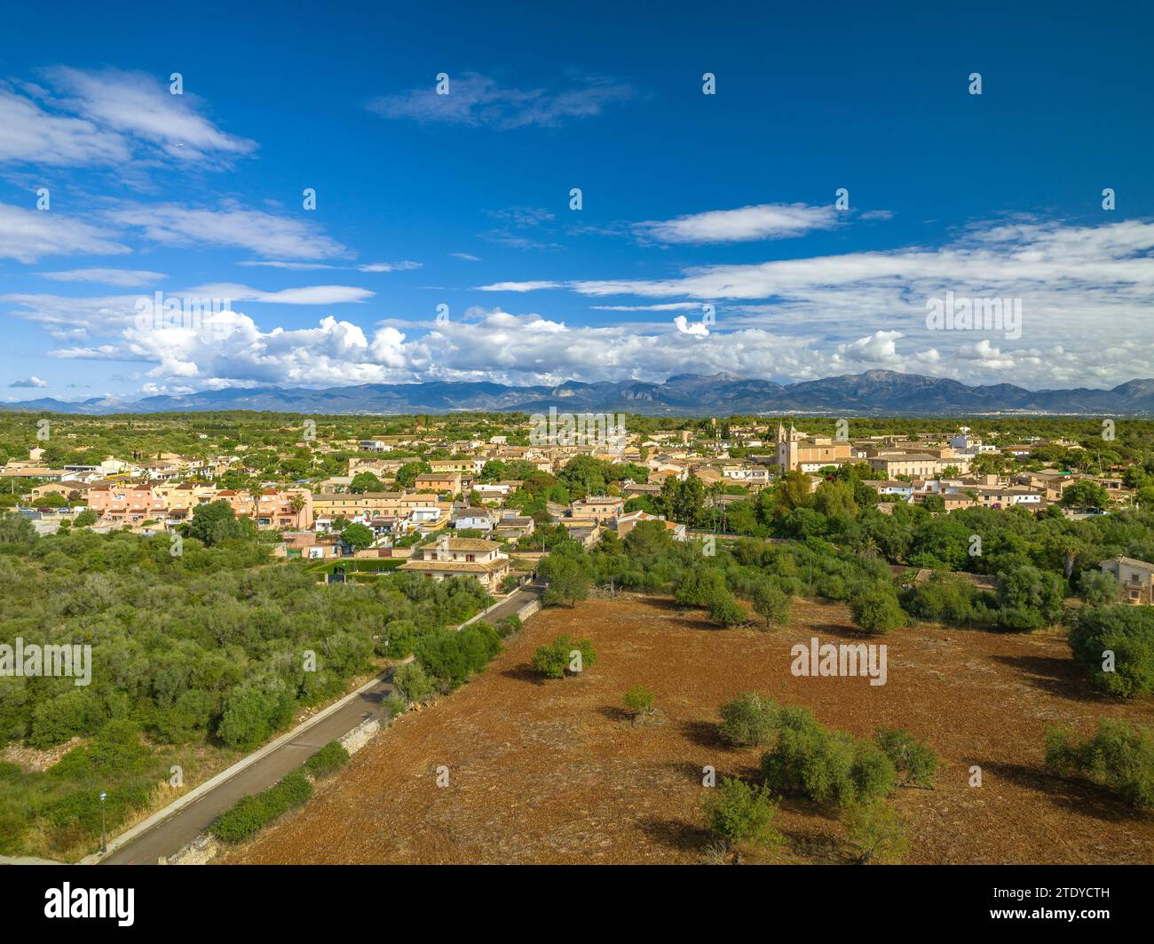Aerial view of the village of Pina, in the Pla de Mallorca region. In the background, the Serra de Tramuntana mountain range (Mallorca, Spain) Stock Photo