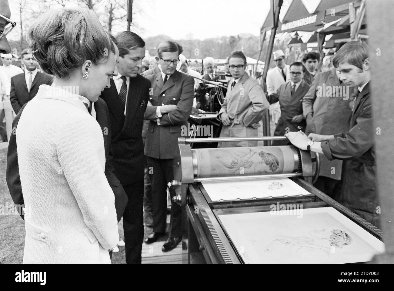 Defile Koninginnedag on Soestdijk, Queen's Day, 01-05-1967, Whizgle News from the Past, Tailored for the Future. Explore historical narratives, Dutch The Netherlands agency image with a modern perspective, bridging the gap between yesterday's events and tomorrow's insights. A timeless journey shaping the stories that shape our future. Stock Photo
