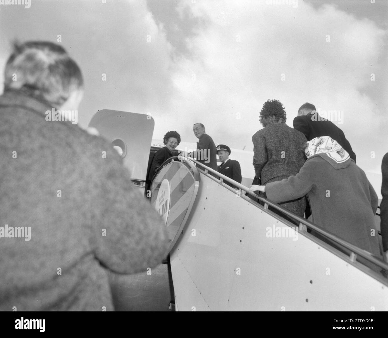 Royal couple and Princess Beatrix departed for Mexico, Queen Juliana and Prince Bernhard boarded a plane. Seen from the back Princess Beatrix and Minister Luns. Behind it, with headscarf, Princess Christina ca. April 7, 1964 Stock Photo