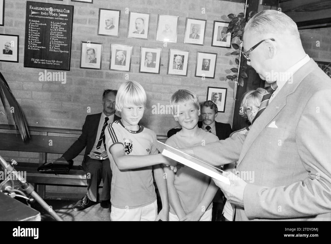 View stamps '100 years of football', in the HFC clubhouse, Haarlem, The Netherlands, 27-08-1979, Whizgle News from the Past, Tailored for the Future. Explore historical narratives, Dutch The Netherlands agency image with a modern perspective, bridging the gap between yesterday's events and tomorrow's insights. A timeless journey shaping the stories that shape our future. Stock Photo