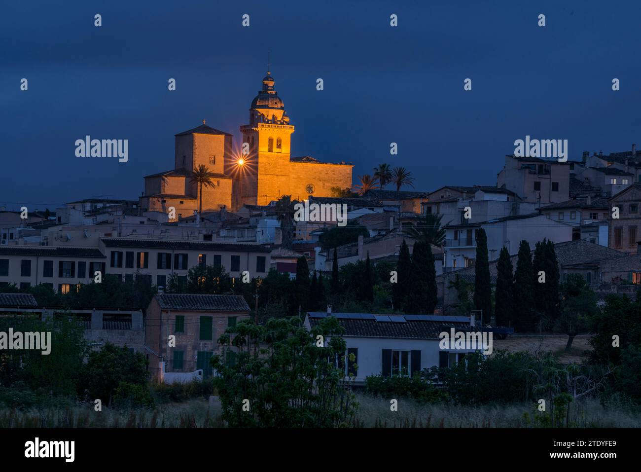 Church of Sant Bartomeu in Montuïri, illuminated at blue hour and at night (Mallorca, Balearic Islands, Spain) ESP: Iglesia de Sant Bartomeu, Montuïri Stock Photo