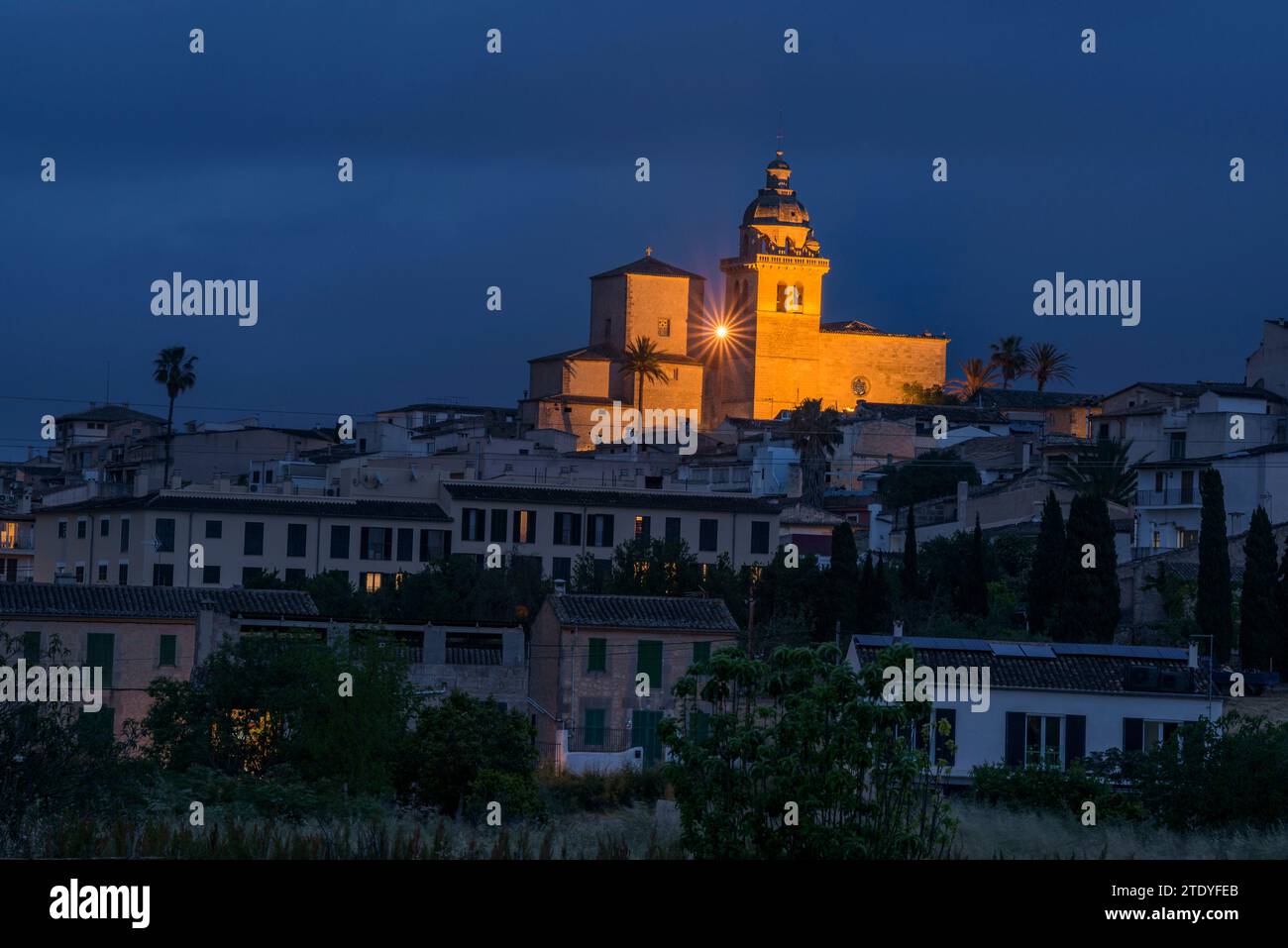 Church of Sant Bartomeu in Montuïri, illuminated at blue hour and at night (Mallorca, Balearic Islands, Spain) ESP: Iglesia de Sant Bartomeu, Montuïri Stock Photo