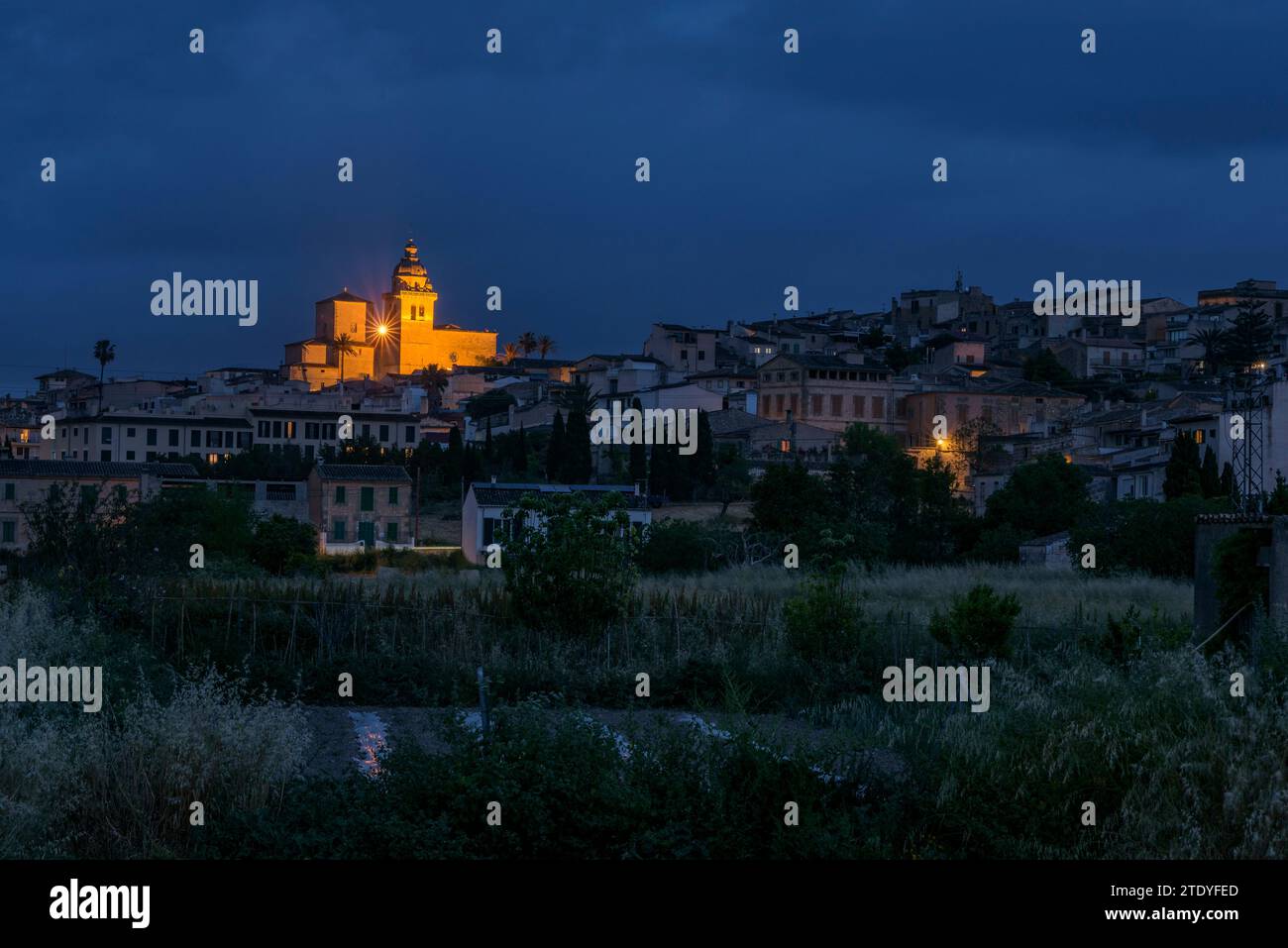 Church of Sant Bartomeu in Montuïri, illuminated at blue hour and at night (Mallorca, Balearic Islands, Spain) ESP: Iglesia de Sant Bartomeu, Montuïri Stock Photo