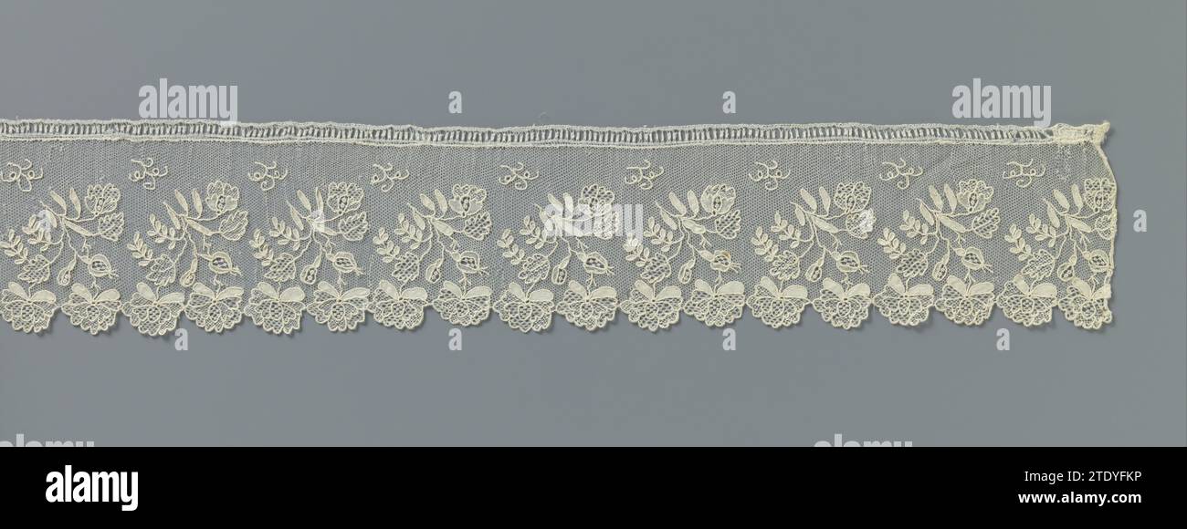 Strip of needle side with double roses, anonymous, c. 1810 - c. 1820 A fine Maas soil (single Maas) is almost over the entire width filled with a row of unilaterally directed twigs with rose buttons and two double roses, which form the shells. Alençon Alençon linen (material) Alençon Lace A fine Maas soil (single Maas) is almost over the entire width filled with a row of unilaterally directed twigs with rose buttons and two double roses, which form the shells. Alençon Alençon linen (material) Alençon Lace Stock Photo