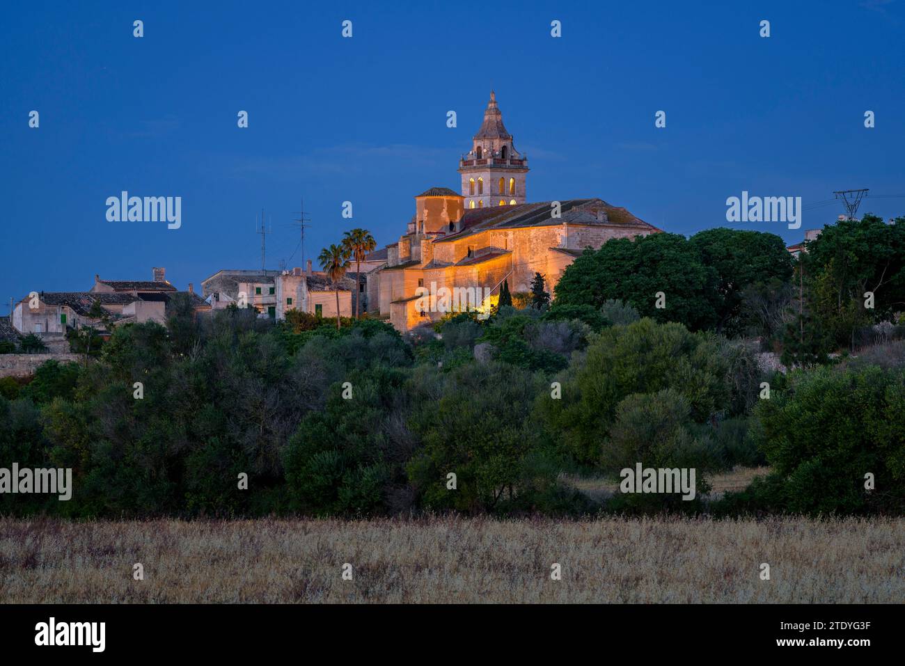 Church of Sant Pere of Sencelles on a spring twilight and night (Majorca, Balearic Islands, Spain) ESP: Iglesia Sant Pere de Sencelles en un atardecer Stock Photo