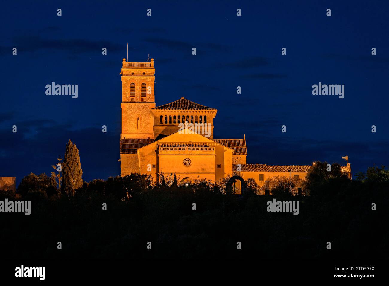 Church of the Mare de Déu d'Atotxa of Ariany at night and blue hour (Mallorca, Balearic Islands, Spain) ESP: Iglesia de la Virgen de Atocha de Ariany Stock Photo