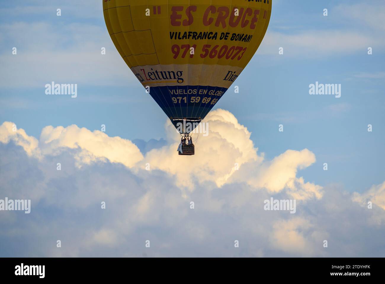 Hot air balloon flying over the sky of Mallorca on a spring morning (Mallorca, Balearic Islands, Spain) ESP: Globo aerostático sobrevolando Mallorca Stock Photo