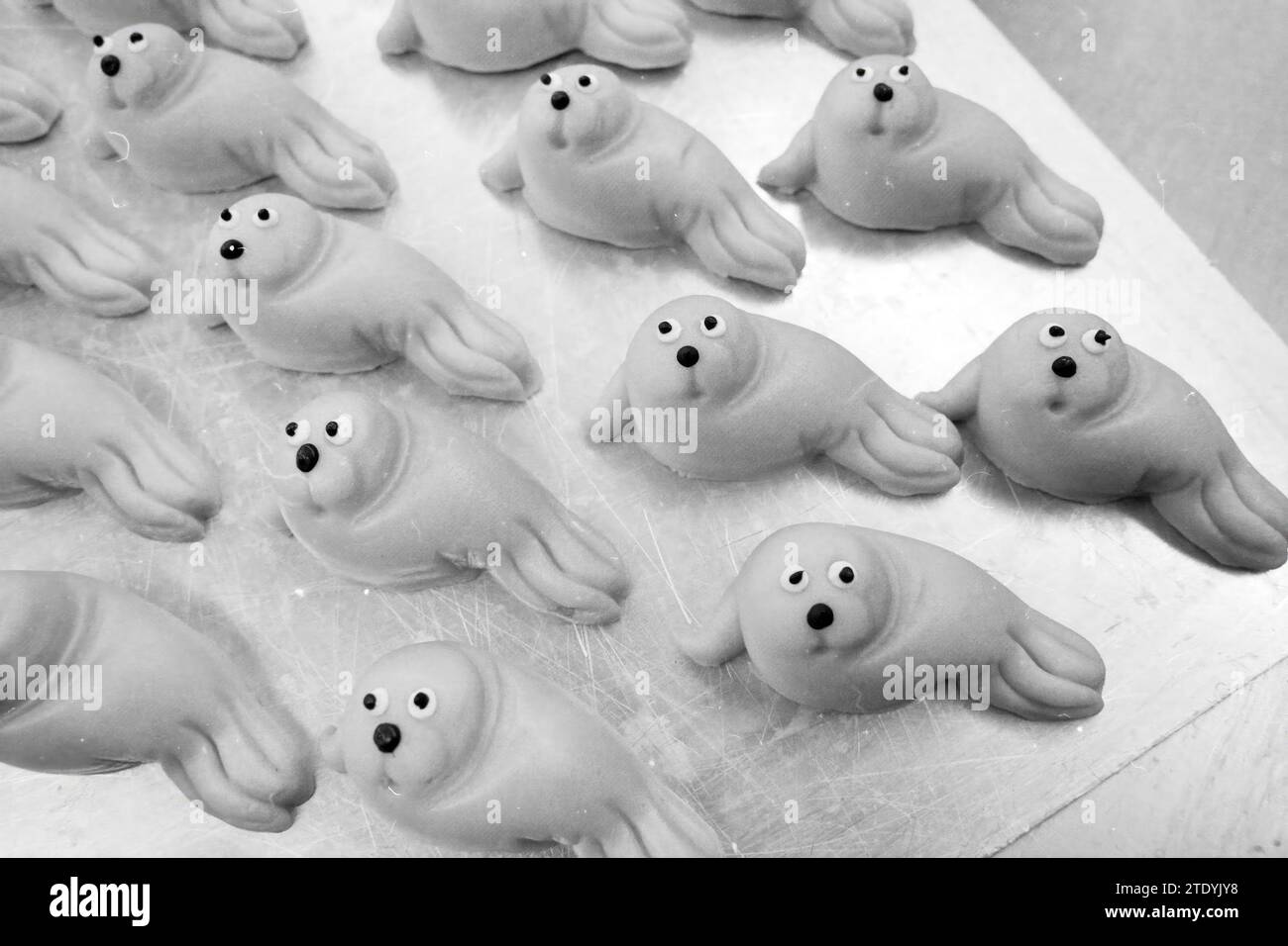 Pastry chef pipes chocolate hires stock photography and images Alamy