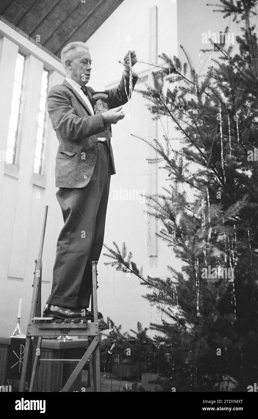 Dressing a chrismtas tree hires stock photography and images Alamy