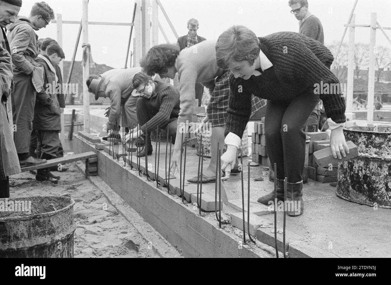 Pupils laying first bricks Youth Building North on Meeuwenlaan, pupils laying bricks ca. December 21, 1962 Stock Photo