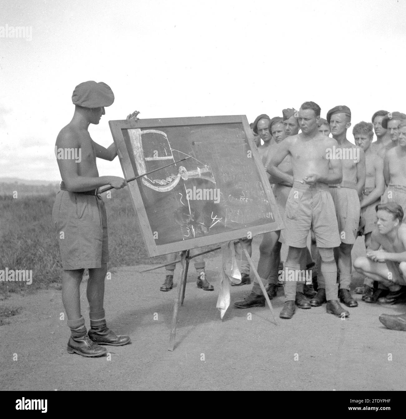 Soldiers in camp hi-res stock photography and images - Alamy