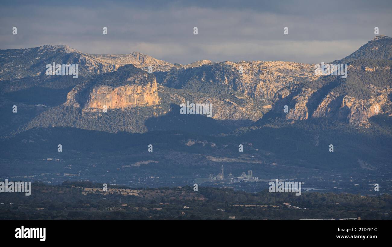 Serra de Tramuntana mountains seen from Puig de Bonany on a spring morning (Mallorca, Balearic Islands, Spain) ESP: Sierra de Tramuntana desde Bonany Stock Photo
