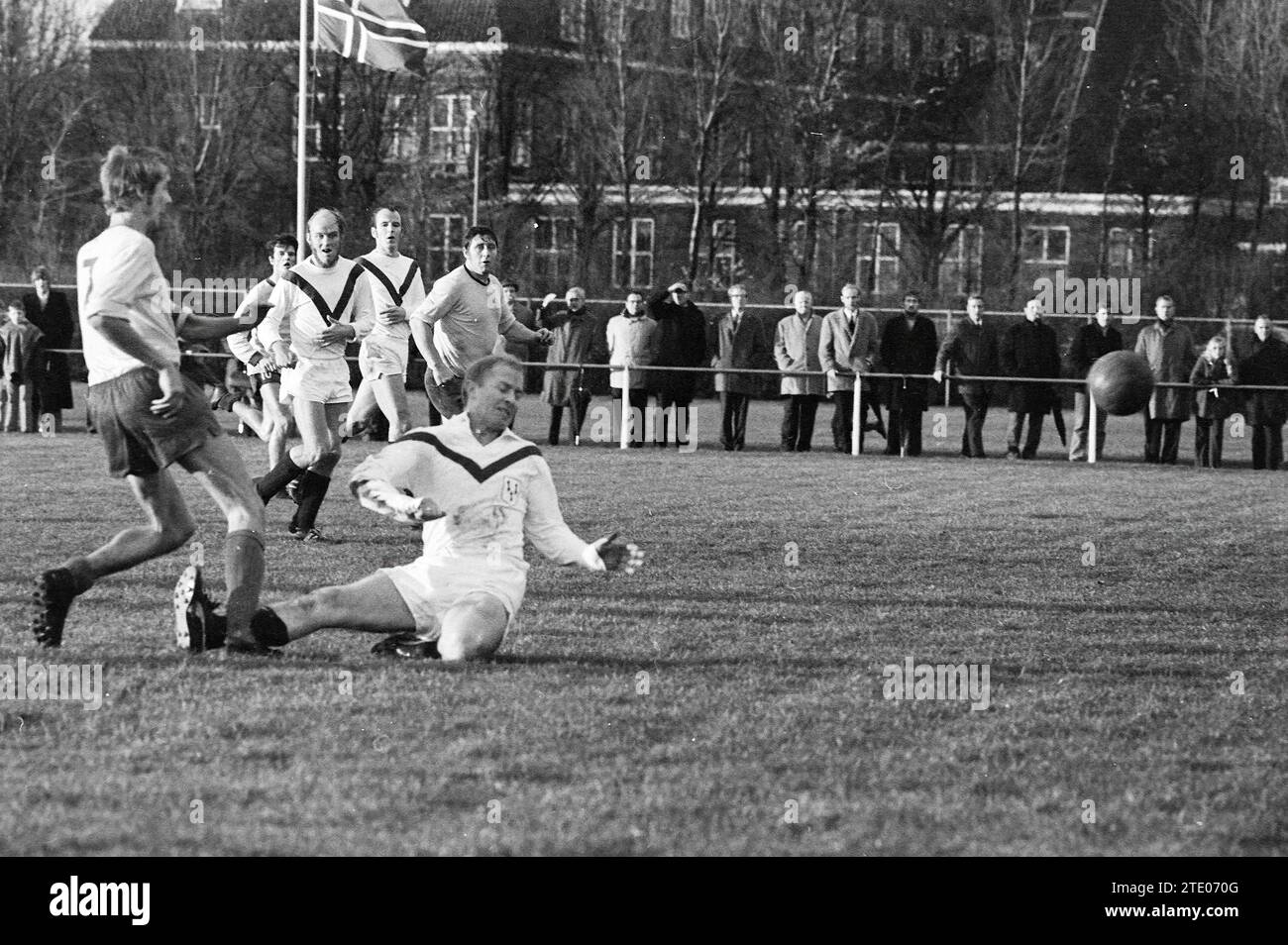 Velsen - Purmersteijn, Football V.S.V., Velsen, Stormvogels, 22-11-1970, Whizgle News from the Past, Tailored for the Future. Explore historical narratives, Dutch The Netherlands agency image with a modern perspective, bridging the gap between yesterday's events and tomorrow's insights. A timeless journey shaping the stories that shape our future. Stock Photo