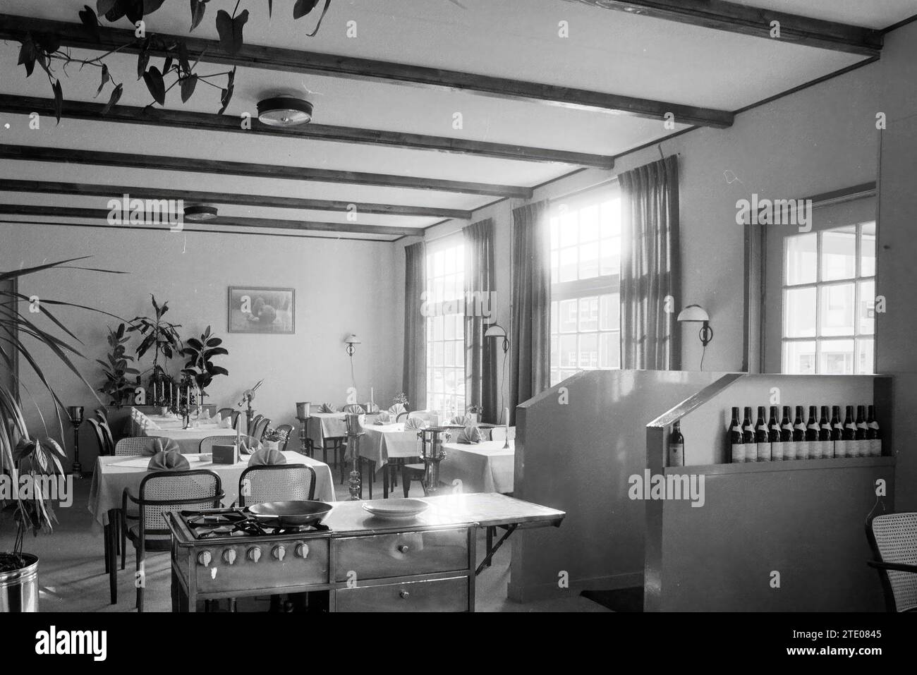 Interior of restaurant L'avenue Rijksstraatweg, Restaurant, Haarlem, Rijksstraatweg, The Netherlands, 17-11-1986, Whizgle News from the Past, Tailored for the Future. Explore historical narratives, Dutch The Netherlands agency image with a modern perspective, bridging the gap between yesterday's events and tomorrow's insights. A timeless journey shaping the stories that shape our future. Stock Photo