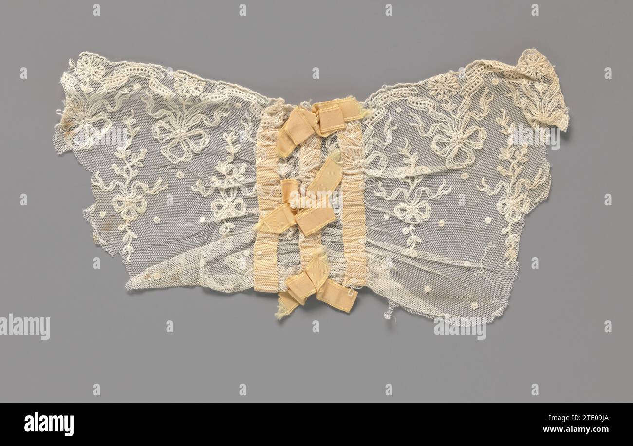 Machine cuff with bows and with piping and bows made with a light -orange ribbon, anonymous, c. 1900 Cuff made of natural -colored machine side: Machine embroidery on Machinal Tulle. Butterfly -shaped model, with piping and bows of light orange sides ribbon in the middle. The lace pattern consists of a spray pattern of moes and two rows of embroidered bows where the bows are larger in the upper row. These bows hang down from the scrap edge between two embroidered ribbons, under a rosette flower and in the row underneath his smaller bows are embroidered, connected to a longer -lined flower bran Stock Photo