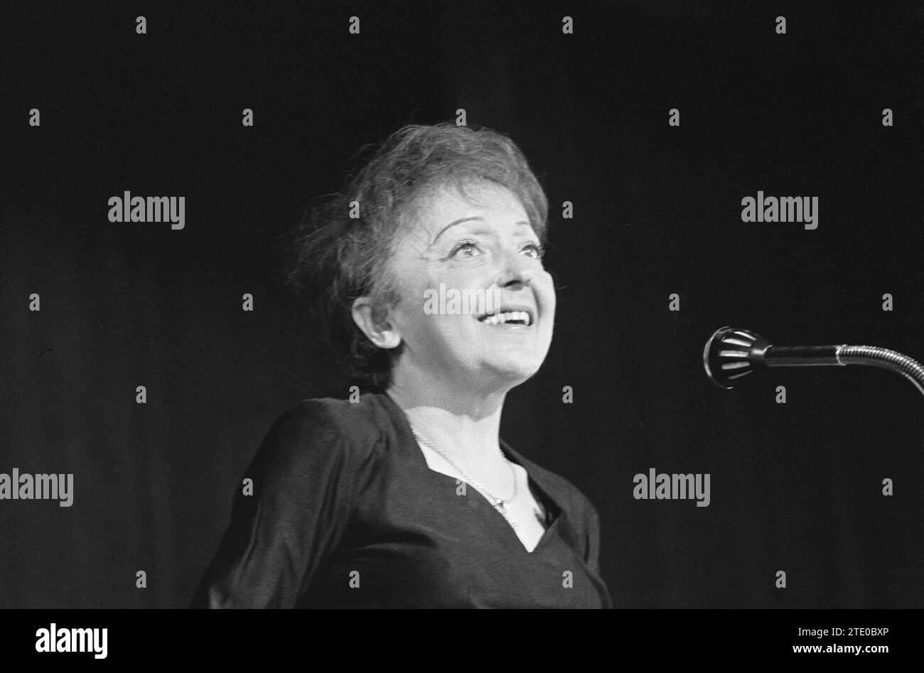 Edith Piaf sings in Rotterdam ca. December 13, 1962 Stock Photo Alamy