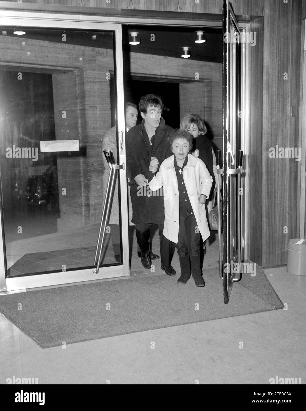Edith Piaf and Theo Sarapo ca. December 13, 1962 Stock Photo