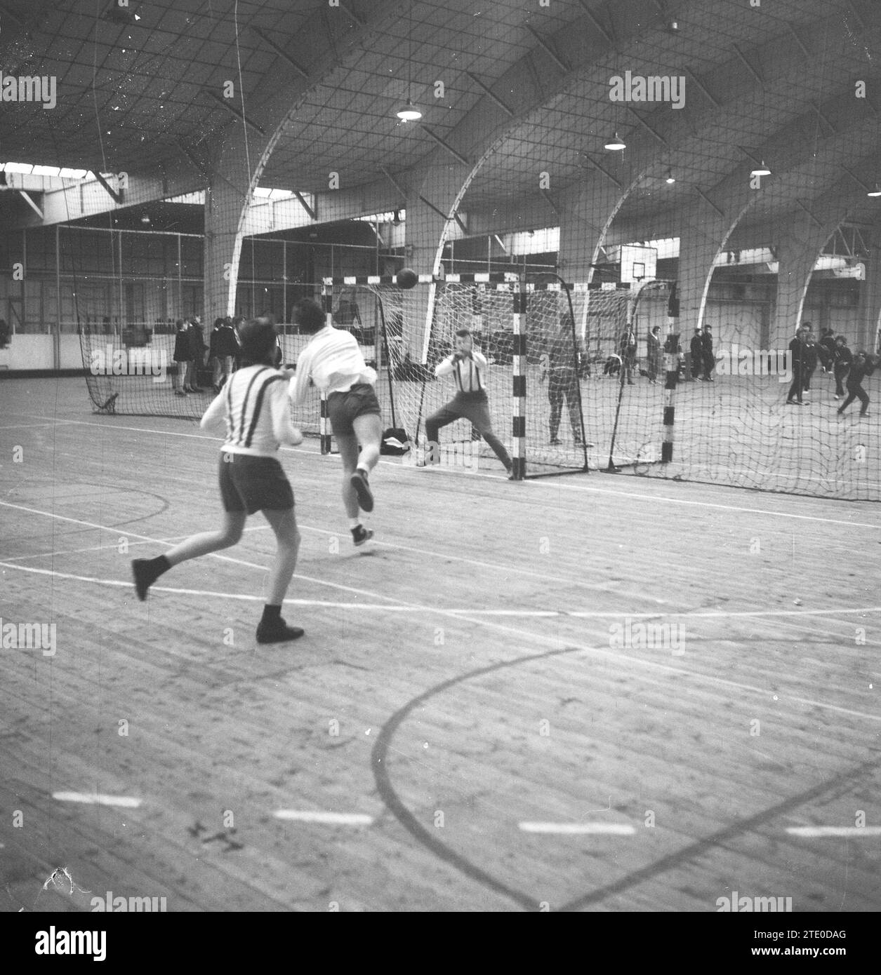 School Christmas tournament in the RAI organized by Sazabo school sport, handball ca. December 24, 1962 Stock Photo