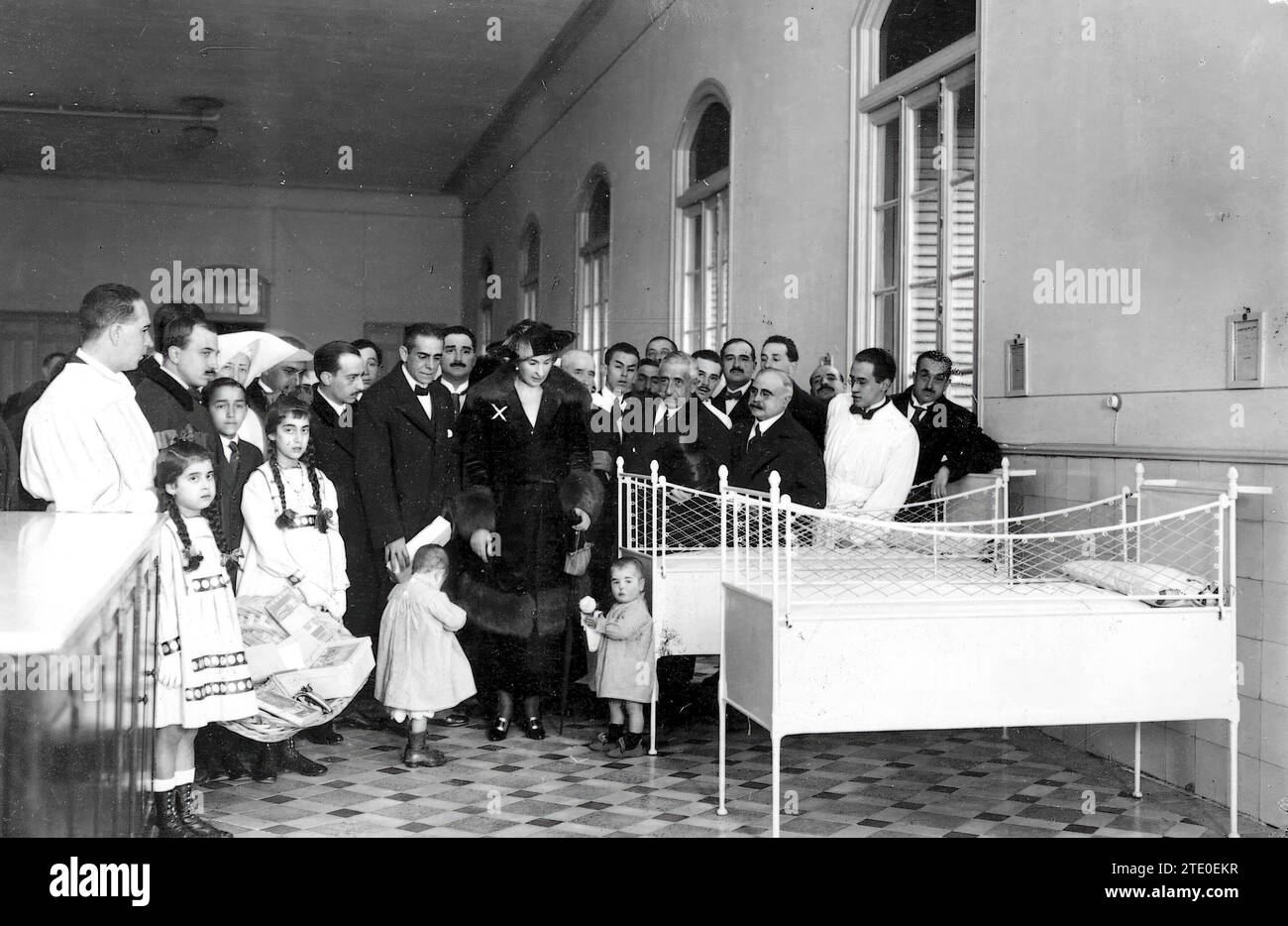 Madrid. 12/26/1918. At the Hospital of the Child Jesus. HM Queen Victoria (x) during her Christmas Eve visit to the charitable establishment. Credit: Album / Archivo ABC / Ramón Alba Stock Photo