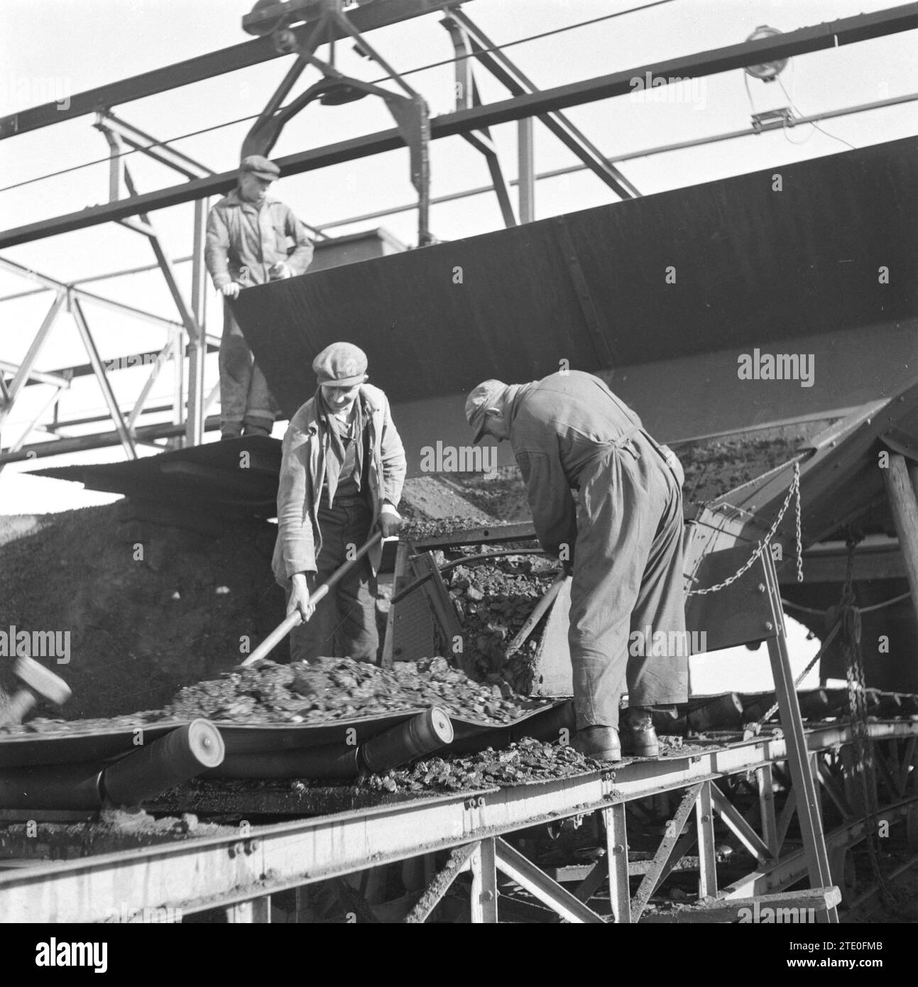 Men working in factory 1940s hi-res stock photography and images - Alamy