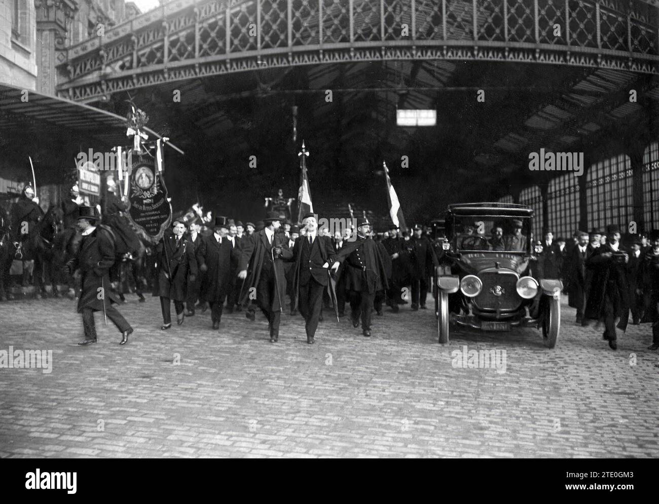 03/25/1916. The Allied conference in Paris. Expression of sympathy To the Italian Delegates, Messrs. Salandra and Sonnino, upon leaving Lyon station. Credit: Album / Archivo ABC / M. Rol Stock Photo