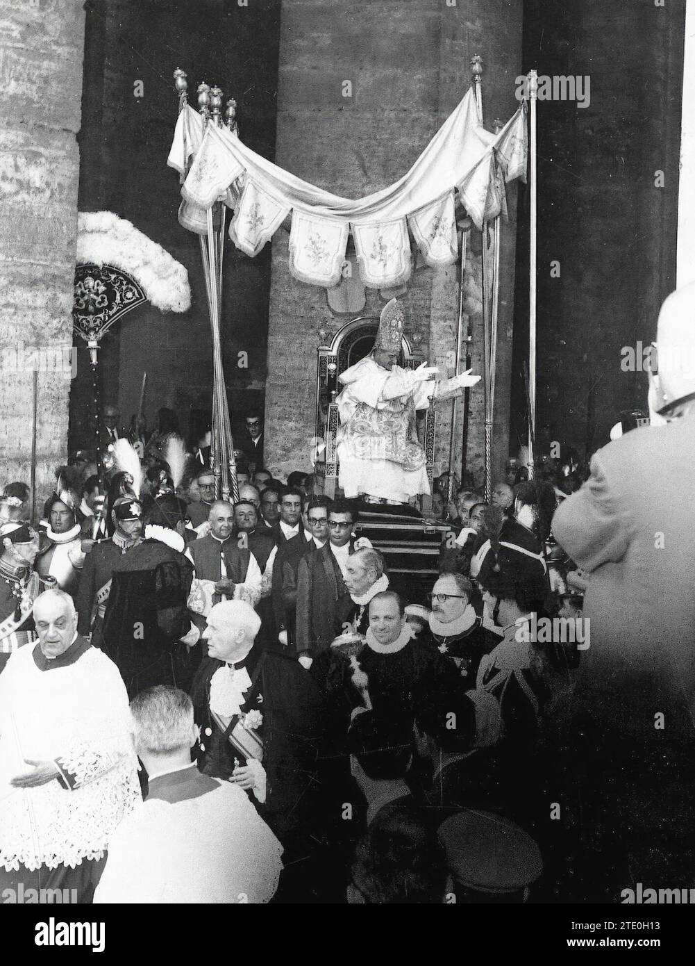 06/30/1963. Solemn ceremony in St. Peter's Square for the coronation of Pope Paul Vi. Credit: Album / Archivo ABC / Torremocha Stock Photo