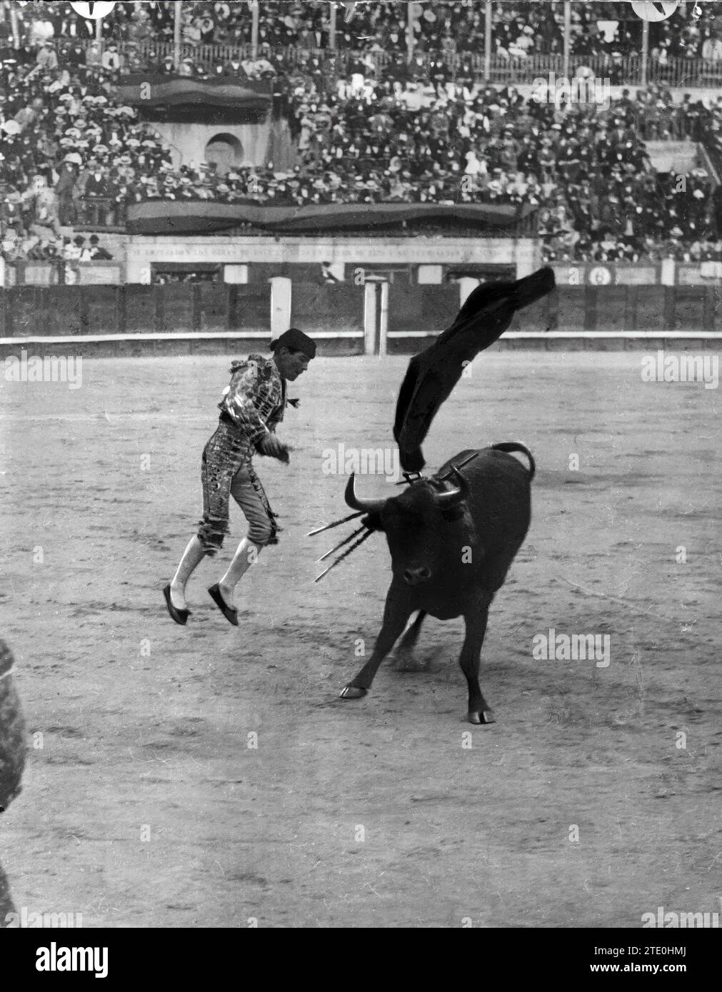 06/09/1912. From yesterday's bullfight in Madrid. The sword Tomás Alarcón (Mazzantinito), when caught by the fourth Bull, when entering to kill. Credit: Album / Archivo ABC / Francisco Goñi Stock Photo