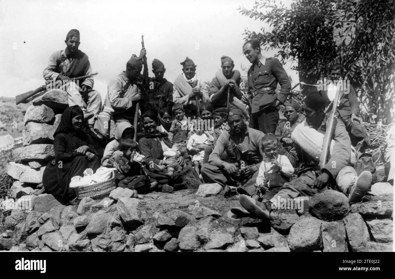 08/31/1936. Republican Troops Fraternize with Neighbors of a Town in the Sierra de Ávila. Credit: Album / Archivo ABC / Cecilio Sánchez Del Pando Stock Photo