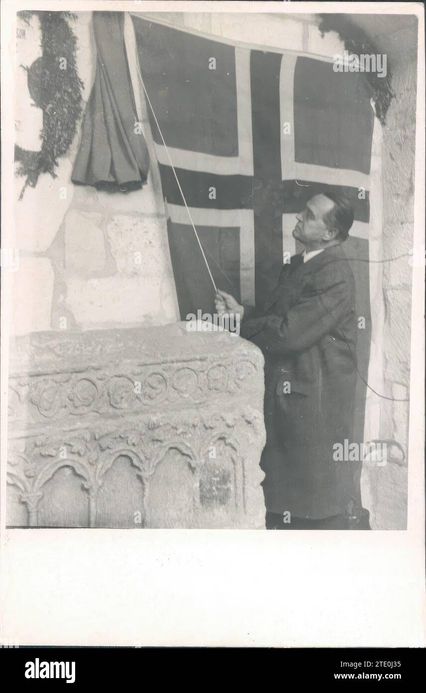 05/13/1958. The Consul General of Norway in Spain discovers the commemorative tombstone on the tomb of Infanta Cristina of Norway, daughter of King Haakon Jacobson and wife of Infante D. Felipe, brother of Alfonso. Credit: Album / Archivo ABC Stock Photo