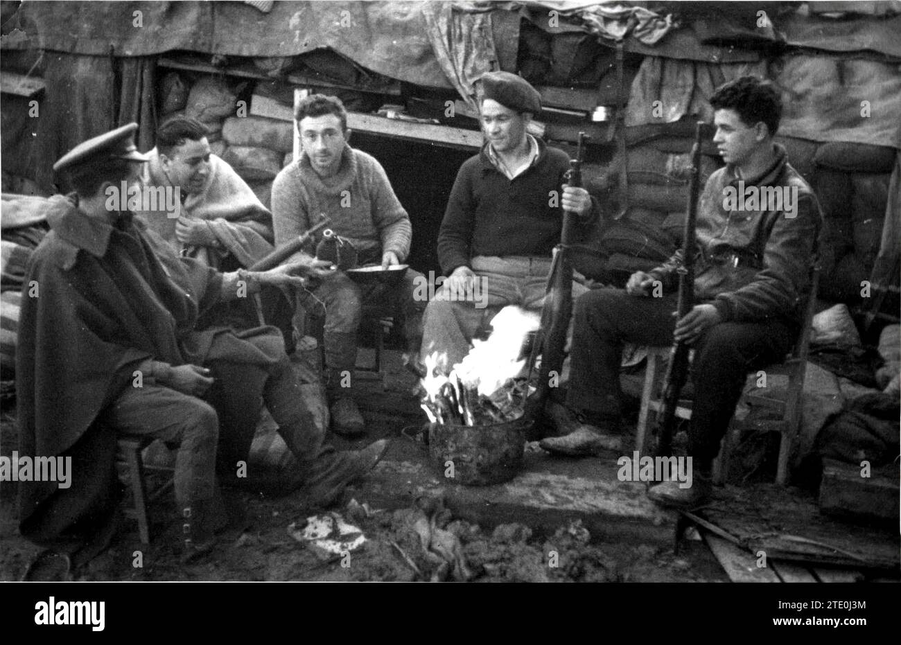 02/14/1937. The Soldiers of the Outposts Commenting on the Incidents of the Day in the Heat of the Fire. Credit: Album / Archivo ABC / Adolfo de Torres Stock Photo