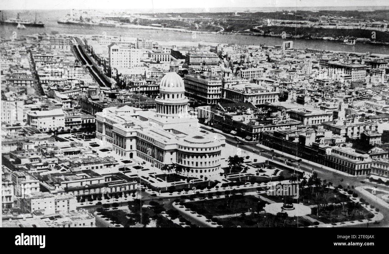 Havana (Cuba), 1950 (CA.). General view of Havana and the Capitol