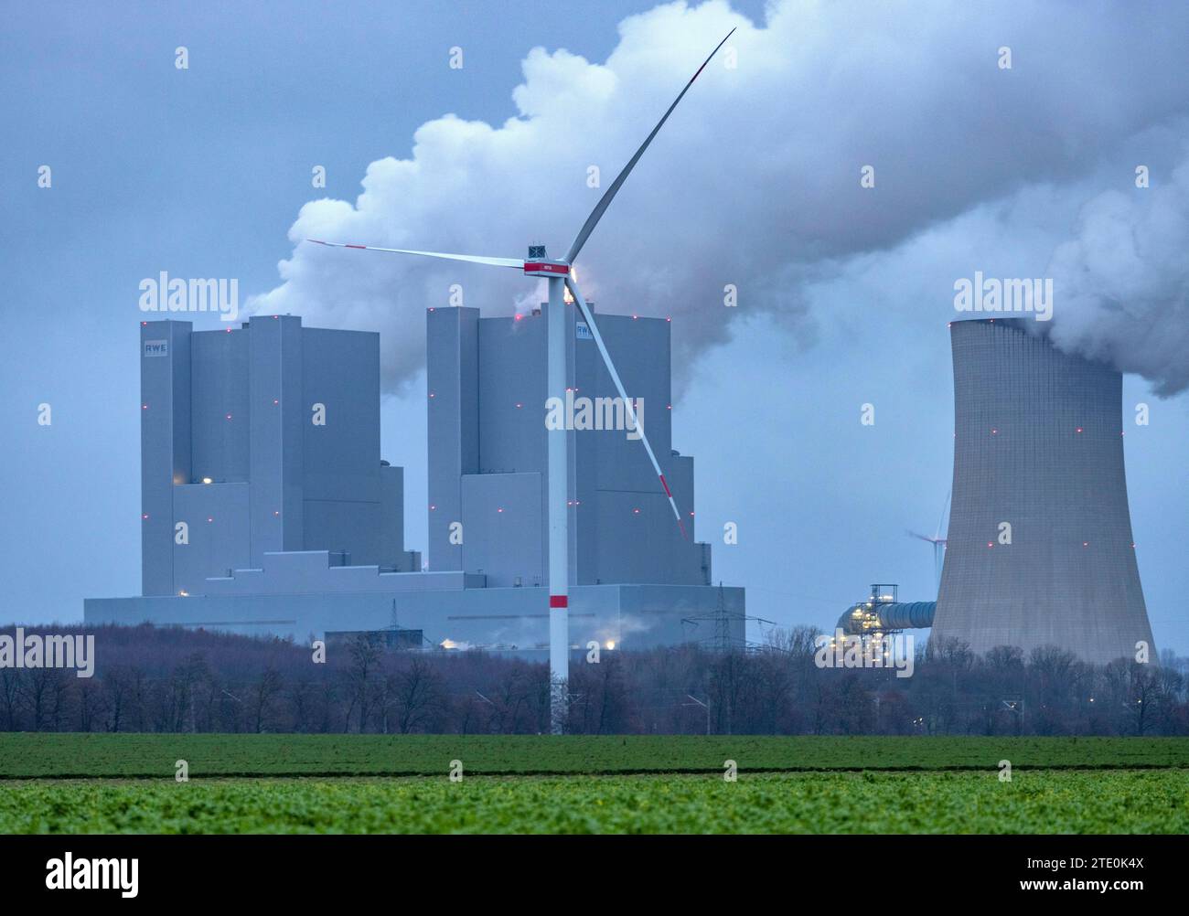 Neurath, Germany. 20th Dec, 2023. Steam rises into the morning sky from RWE Power AG's Niederaussem power plant. According to a new projection, energy consumption in Germany in 2023 will have fallen to its lowest level since reunification. In its latest forecast, the Working Group on Energy Balances (AG Energiebilanzen) expects a decrease of 7.9 percent to 10,791 petajoules (= 2,988 terawatt hours). Credit: Thomas Banneyer/dpa/Alamy Live News Stock Photo
