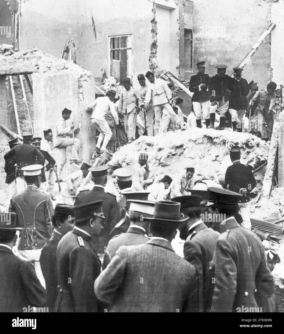 03/31/1912. Collapse of a house in Melilla. Soldiers of Engineers ...