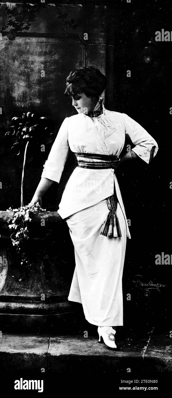 07/31/1912. Women's fashion. White 