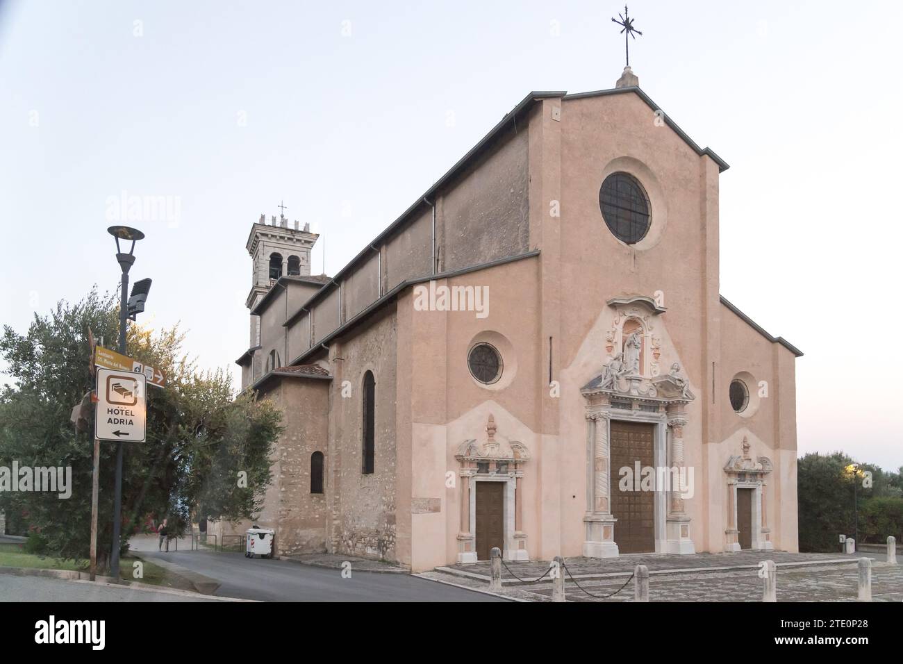 Chiesa dei SS. Pietro e Paolo (Church of Saints Peter and Paul) in Toscolano Maderno, Province of Brescia, Lombardy, Italy © Wojciech Strozyk / Alamy Stock Photo
