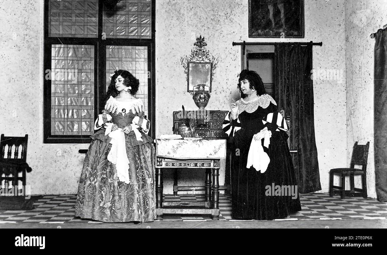 01/25/1921. Madrid. In the Eslava theater. The new and notable actress Carmen Oliver Cobeña and her mother, the illustrious artist Carmen Cobeña, in a scene from 'good teacher It's love or la Boba Discreta', with which she debuted. Credit: Album / Archivo ABC / Larregla Stock Photo