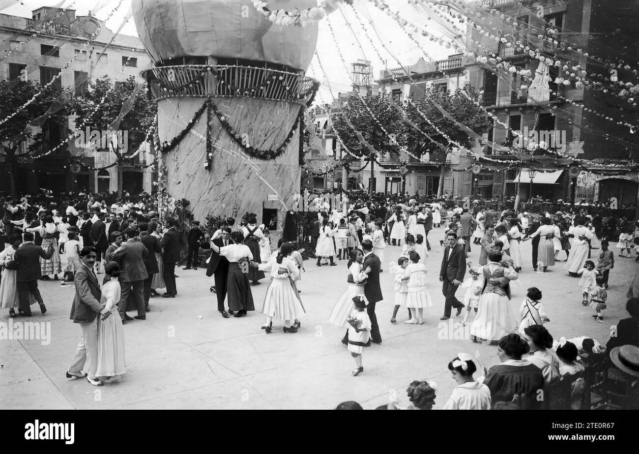 07/31/1915. The main festival in Gracia. Appearance of the Plaza del Sol, converted into a dance hall. Credit: Album / Archivo ABC / Josep Brangulí Stock Photo