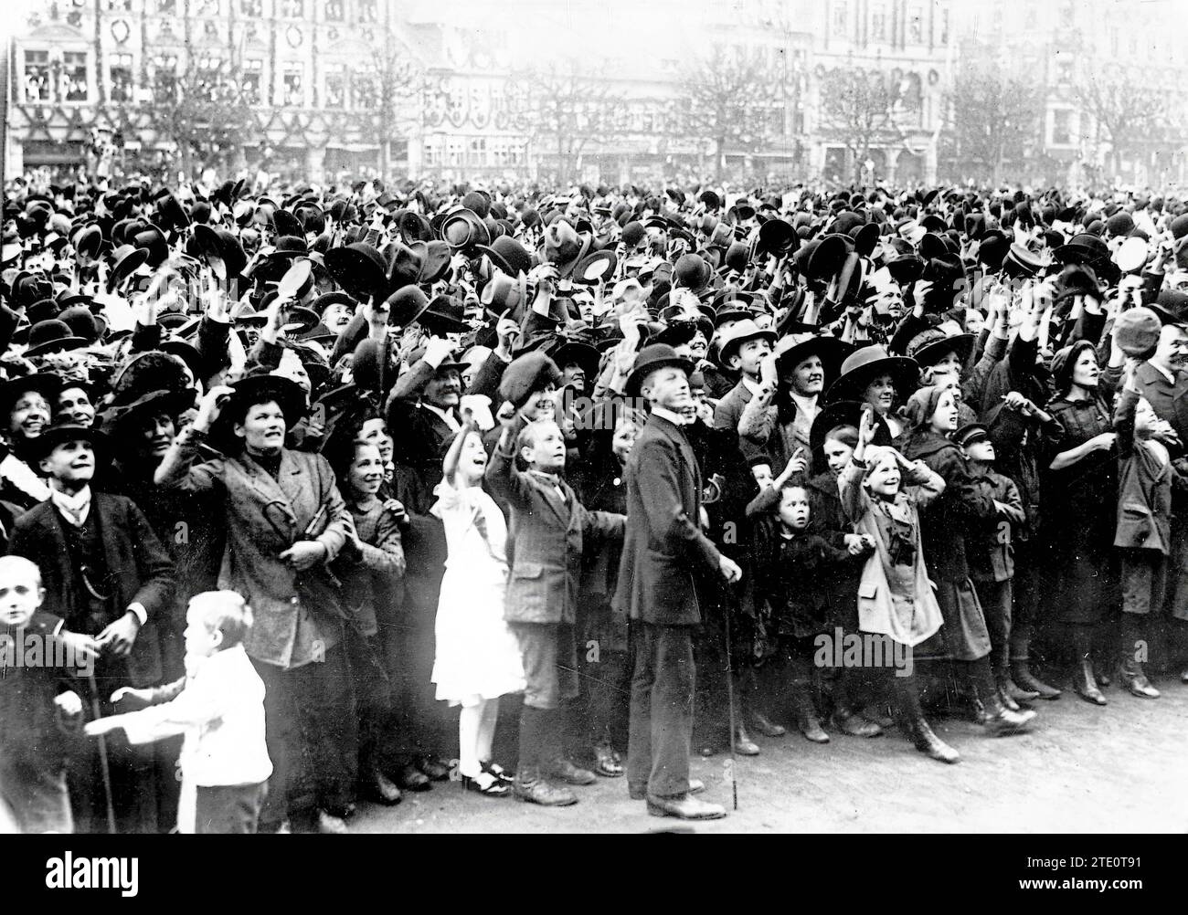 10/31/1913. A manifestation of Sympathy. The Inhabitants of Brunswick Acclaiming Their New Sovereigns on the Day of Their Arrival. Credit: Album / Archivo ABC / Harlingue Stock Photo