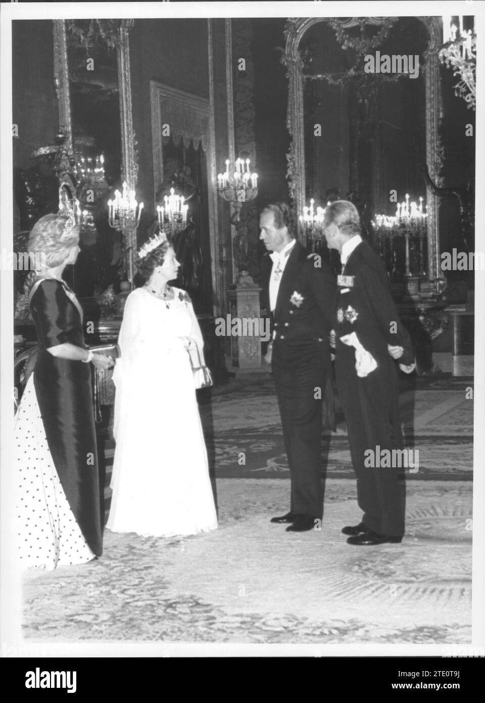 10/17/1988. Isabel Ii in Spain: the Kings of Spain offered a gala dinner at the Royal Palace. In the Image, Don Juan Carlos and Doña Sofía talk with Queen Elizabeth II and the Duke of Edinburgh. Credit: Album / Archivo ABC Stock Photo