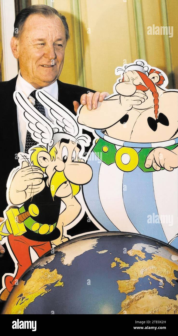 Madrid, 01/14/2005. Albert Uderzo poses with his characters Asterix and Obelix during the presentation of Asterix's new album 'El cielo se me callabove'.Photography: Jaime García archdc. Credit: Album / Archivo ABC / Jaime García Stock Photo