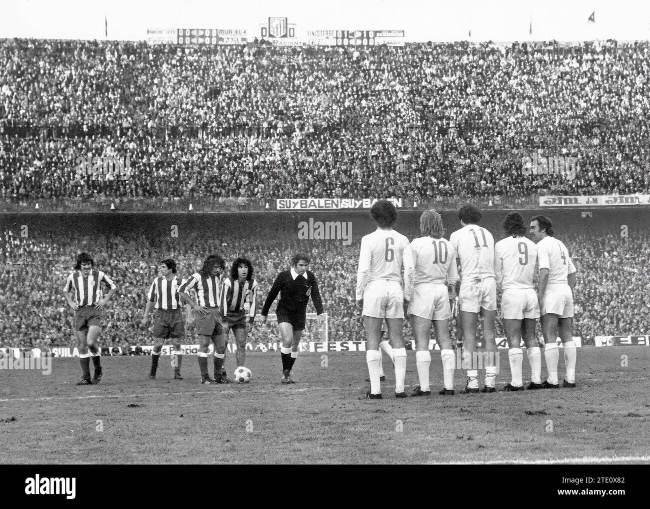 Madrid. 01/11/1976. League match between Atlético de Madrid and Real Madrid at the Vicente Calderón stadium, which ended with the result of 1 to 0. In the image a free kick with: Ayala and Rubén Cano in front of the ball, Leal and Alberto behind; opposite, del Bosque, Netzer, Roberto Martínez, Santillana and Pirri. Credit: Album / Archivo ABC / Teodoro Naranjo Domínguez Stock Photo