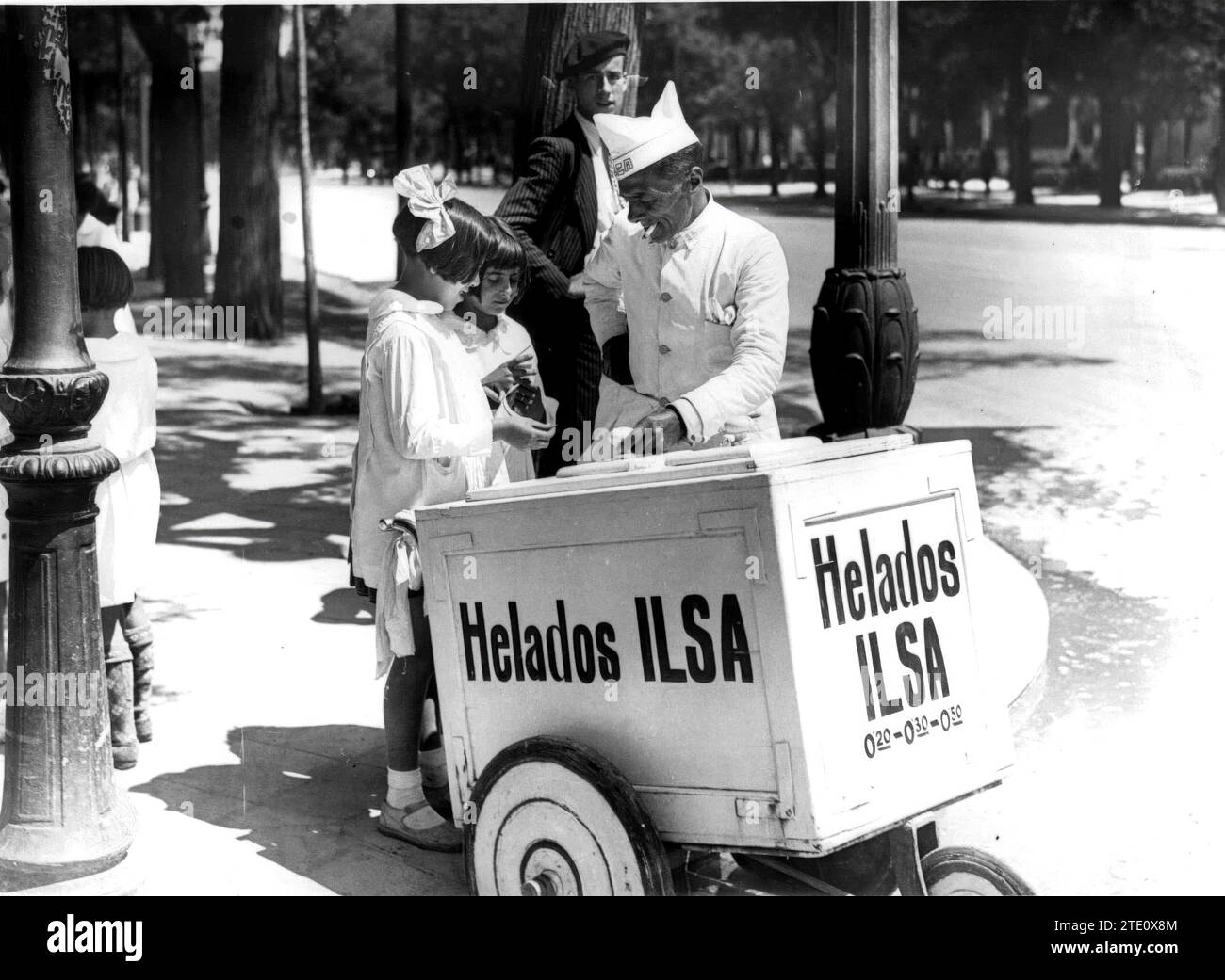 Madrid, April 1933. A street ice cream vendor serving some girls. Credit: Album / Archivo ABC / Virgilio Muro Stock Photo